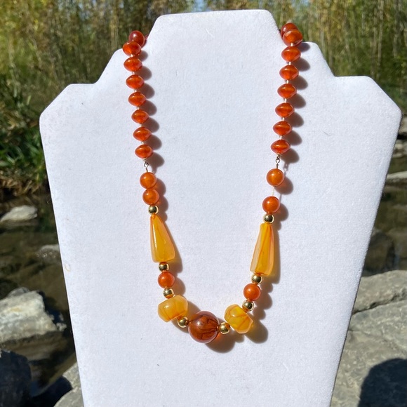 Vintage women amber colour beads with gold tone spacers stringed necklace. Used. - Picture 4 of 4